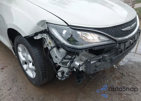 2017 Chrysler Pacifica Touring-L Plus z USA, uszkodzony, nr VIN 2C4RC1EG4HR622418